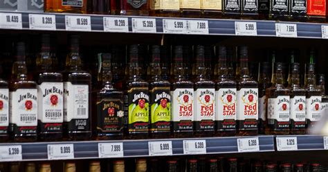 Üzlet kirakata alkoholos italokkal