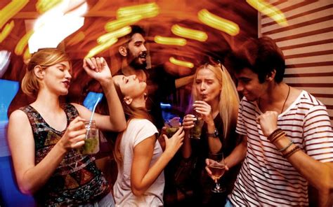 Fiatalok szórakozóhelyen