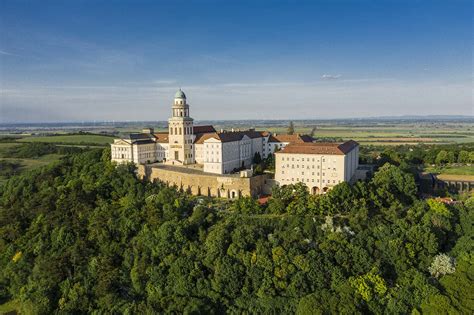 A Pannonhalmi Bencés Apátság kolostorkertje.