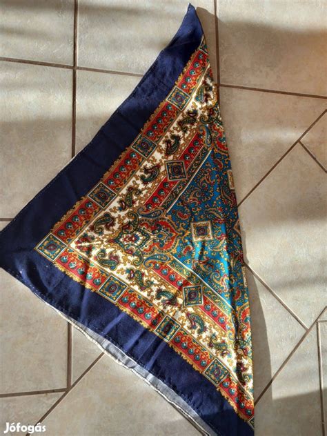 Különböző színű borospalackok sorban