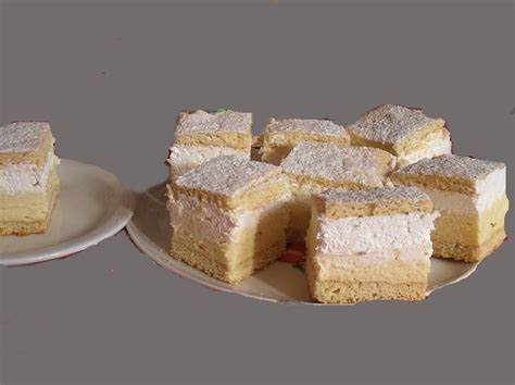 Különböző krémes sütemények válogatása