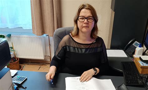 Illusztráció egy emberről, aki segítő kezet nyújt