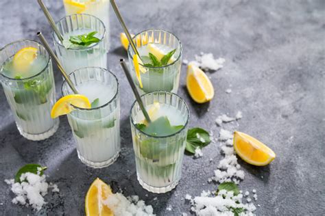 Kókusztejjel és mentával készült alkoholmentes mojito pohárban