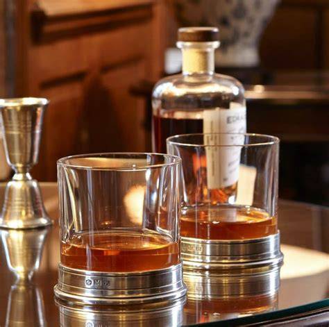 Egy személy, aki óvatosan szagol bele egy whisky pohárba