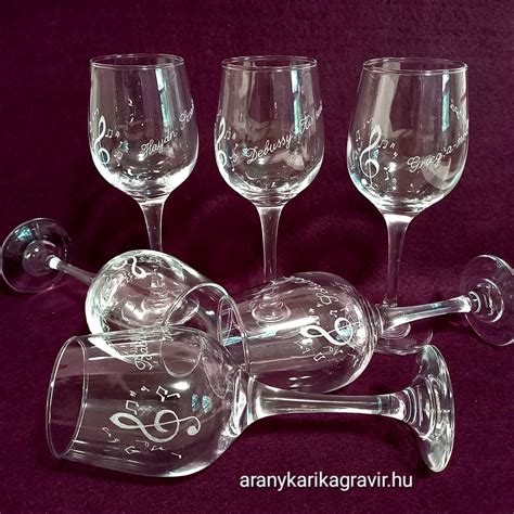 Cognac-os üvegek és poharak