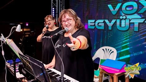 Fiatalok szórakoznak élő zenére egy sörkertben