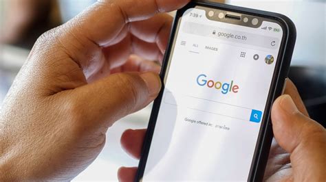 Egy okostelefon kijelzőjén egy ital kereső alkalmazás