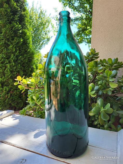 Egy nagyító üveg alatt lévő sörösüveg