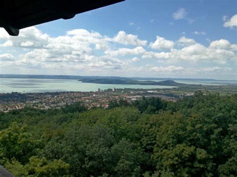 Kilátás a Balatonra és Tihanyi-félszigetre
