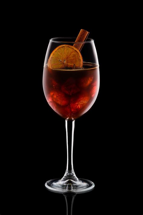 Negroni koktél pohárban narancshéjjal