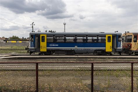 Egy nosztalgikus hangulatú Bz motorvonat egy vidéki állomáson