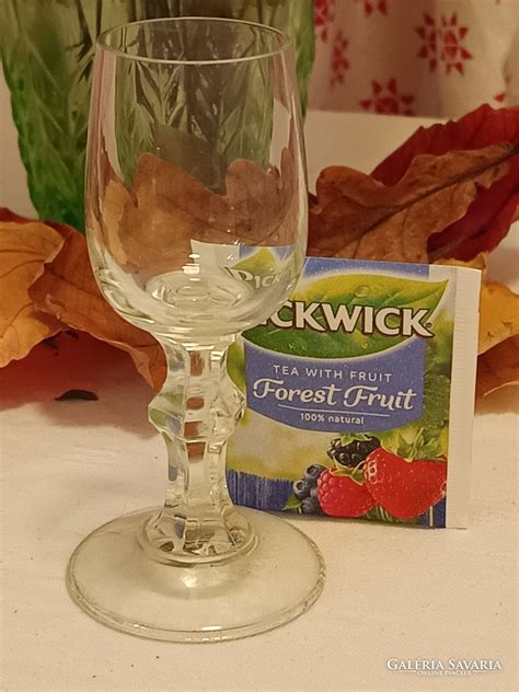 Egy üveg és egy pohár alkohol