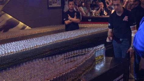 Emberek koccintanak whiskey poharakkal egy bárban